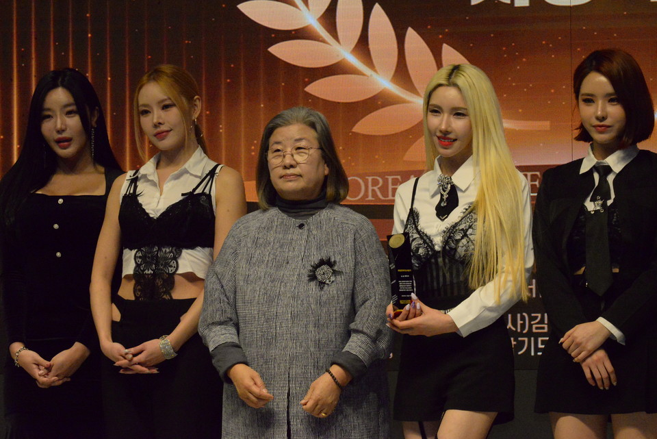 한류문화대상시상식 조직위원회가 주최한 ‘2023 대한민국 한류문화대상 시상식’이 21일 서울 강남 엘리에나호텔에서 성황리에 열렸다. 걸그룹 레이샤가 대중가요 부문에서 우수상을 수상한 후 기념촬영하고 있다. 2023.12.21./사진 이민희 기자 nimini73@daum.net © 서울뉴스통신 무단전재 및 재배포 금지 