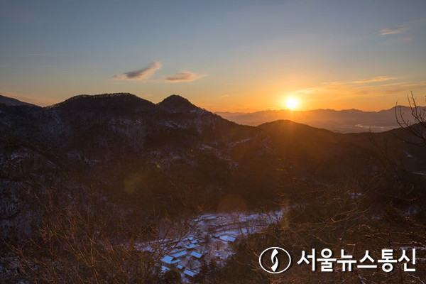 내소사 일출 / 사진 = 한국불교문화사업단 제공