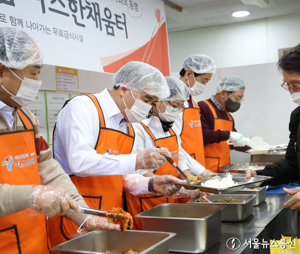 "금년 서울시의회 3대 목표가 있는데 첫째는 민생안정이고 두 번째는 시민 안전, 세 번째가 미래 서울을 향한 준비를 철저히 함이다." 서울시의회 김현기 의장은 2일 오전 서울 용산구 시립 따스한채움터를 방문해 2024년 신년 민생 현장을 돌아보고 이같이 새해 포부를 밝혔다. (왼쪽에서 두번째) 김현기 서울시의회 의장이 따스한 채움터를 현장 방문해 시민들에게 배식을 함께 하고 있다. 2024.01.02./ 사진 서울시의회 출입기자단