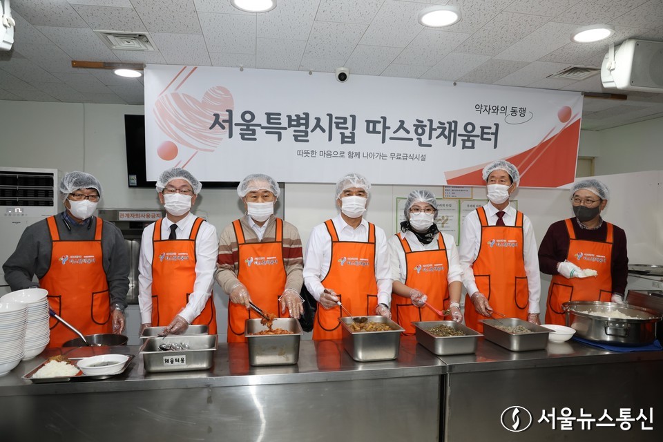 이날 민생 현장 방문에는 김현기 서울시의회 의장, 우형찬 부의장, 남창진 부의장, 김용호 시의원, 송재혁 대표의원, 이은림 운영위원장, 보건복지위원회 유만희 부위원장, 김용석 사무처장 등이 참석했고, 서울시에서 복지기획관, 조수민 자활지원과 자활정책팀장 등이 함께했다. 2024.01.02/ 사진 서울시의회 출입기자단