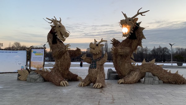 월드컵공원에 전시된 '억새 용가족' 조형물 / 서울시 제공
