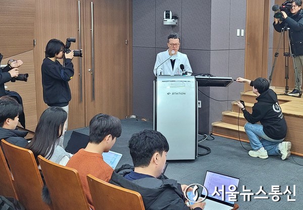 부산 가덕도 일정을 수행한 던 중 목 부위를 급습당한 더불어민주당 이재명 대표의 수술을 집도한 민승기 이식혈관외과 교수가 4일 오전 서울 종로구 서울대학교병원 의학연구혁신센터에서 수술 경과와및 회복 과정을 브리핑하고 있다. 2024.1.4/서울뉴스통신 이창호 기자 snakorea.rc@gmail.com