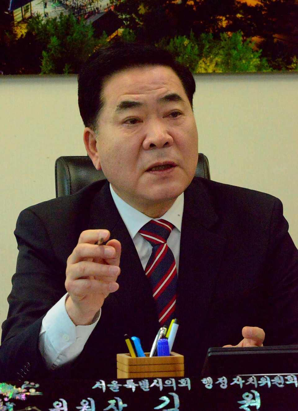 서울시의회 김원태 행정자치위원회 위원장은 4일 오전 서울시의회 별관 행자위 회의실에서 가진 인터뷰에서 지난 전반기 행자위원장으로서 서울시민, 주민, 관계자 들과의 소통을 강화, 사회 안정망 강화와 지방자치제도의 지속적 확대 그리고 지역사외와의 소통 강화를 추진해왔다고 우선 밝혔다. 김 위원장은 고령화 저출산을 위한 효과적인 방법을 찾기 위해 노력할 것이라며, 이같은 사회적 문제는 앞으로도 신중하고 과감하게 추진해 나아갈 생각을 피력했다. 2024.01.04. /사진 서울시의회 출입기자단