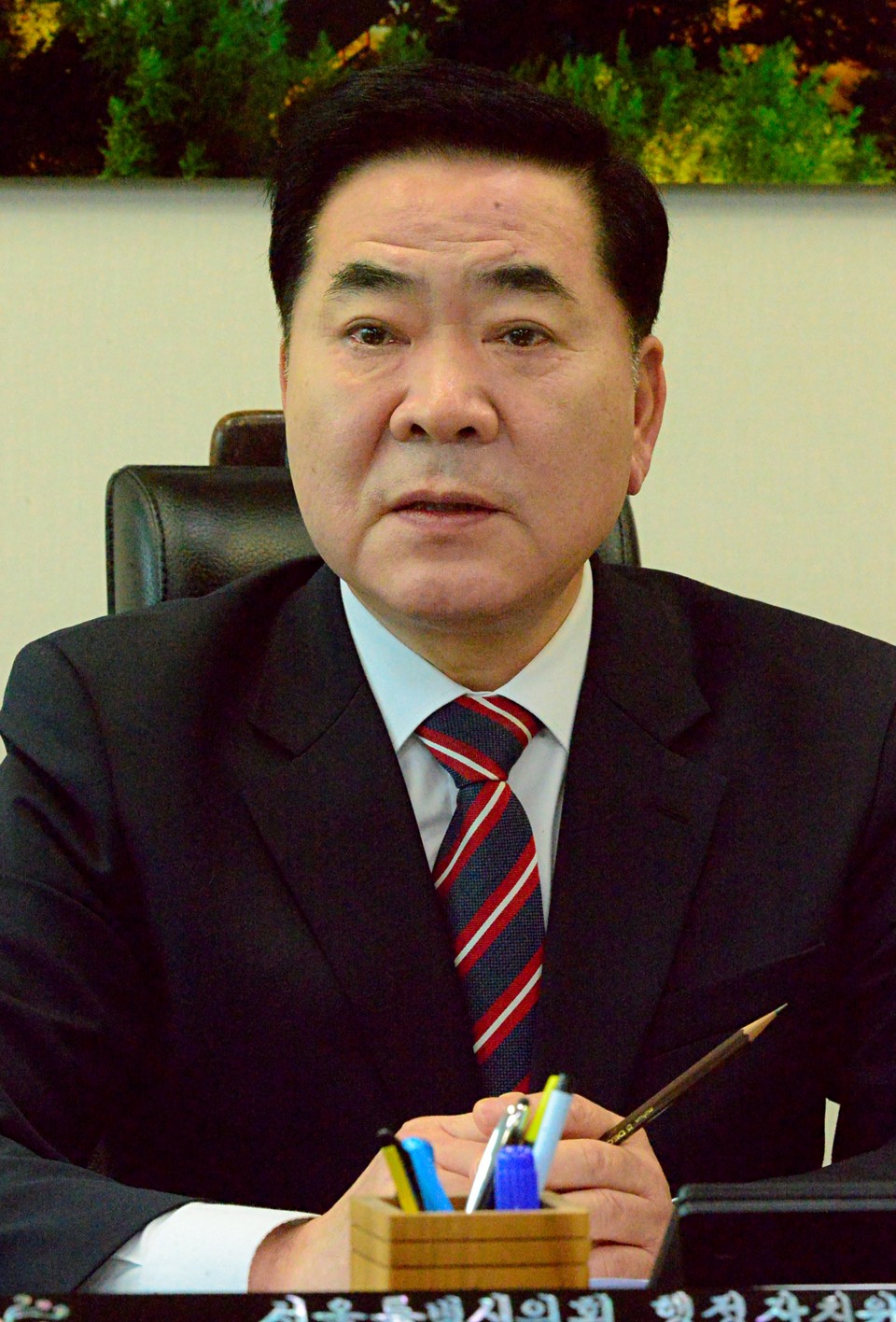 서울시의회 김원태 행정자치위원회 위원장은 4일 오전 서울시의회 별관 행자위 회의실에서 가진 인터뷰에서 지난 전반기 행자위원장으로서 서울시민, 주민, 관계자 들과의 소통을 강화, 사회 안정망 강화와 지방자치제도의 지속적 확대 그리고 지역사외와의 소통 강화를 추진해왔다고 우선 밝혔다. 김 위원장은 고령화 저출산을 위한 효과적인 방법을 찾기 위해 노력할 것이라며, 이같은 사회적 문제는 앞으로도 신중하고 과감하게 추진해 나아갈 생각을 피력했다. 2024.01.04. /사진 서울시의회 출입기자단 