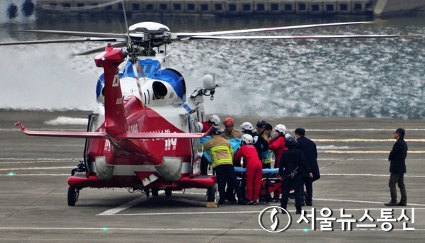 부산 방문 일정 중 흉기에 피습된 이재명 더불어민주당 대표가 2일 서울 용산구 노들섬 헬기장에서 서울대병원으로 이송되고 있다. 2024.01.02. / 사진=서울뉴스통신 신현성 기자