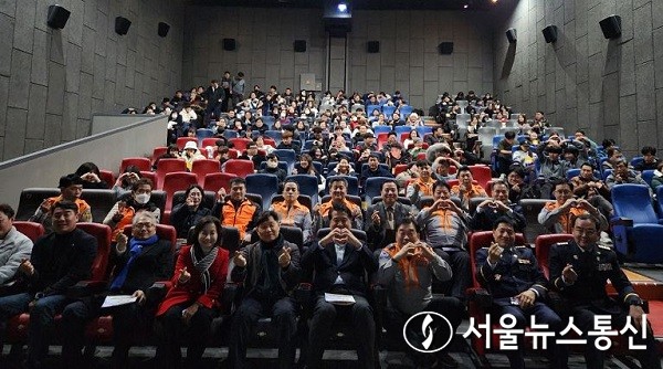 지난 4일 오후 인천 검단소방서 원당 의용소방대가 검단메가박스에서 ‘부상 소방관 돕기-영화의 날’ 행사를 개최하고 있다.