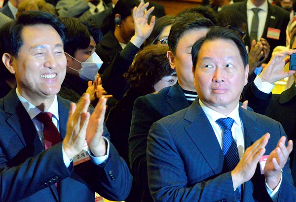 5일 서울 중구 대한상공회의소에서 열린 2024 서울시 신년인사회에서 오세훈 서울시장, 최태원 대한상공회의소 겸 SK그룹 회장이 각계 인사들과 인사를 나눈 후 천만 서울 시민의 행복한 미래를 위한 박수를 치고 있다. 2024.01.05. 사진 이민희 기자 nimini73@daum.net © 서울뉴스통신 무단전재 및 재배포 금지