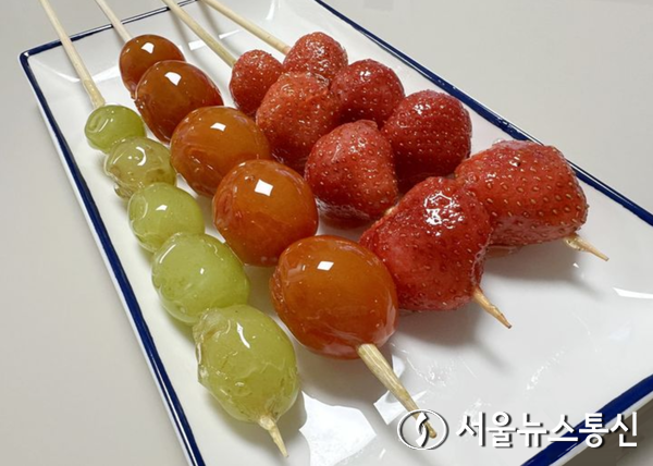 탕후루는 산사나무 열매를 막대에 꽃아 시럽처럼 끓인 설탕을 입힌 중국 화북 지역을 대표하는 겨울 간식이다. (2023.06.22) / 사진 = 자생한방병원 