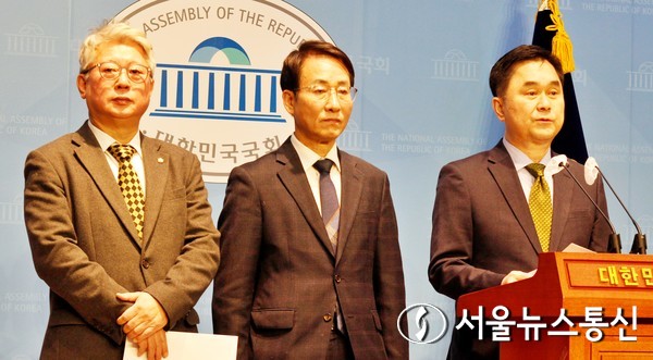 더불어민주당 비명(비이재명)계 모임 '원칙과 상식'의 김종민 의원이 10일 오전 서울 여의도 국회 소통관에서 탈당 기자회견을 하고 있다. 왼쪽부터 조응천, 이원욱, 김 의원. 2024.01.10. / 서울뉴스통신 이창호 기자 snakorea.rc@gmail.com