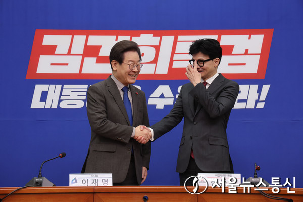 더불어민주당 이재명 대표(左)와 국민의힘 한동훈 비상대책위원장이 지난달 29일 국회 민주당 대표실에서 만나고 있다. 공동취재사진