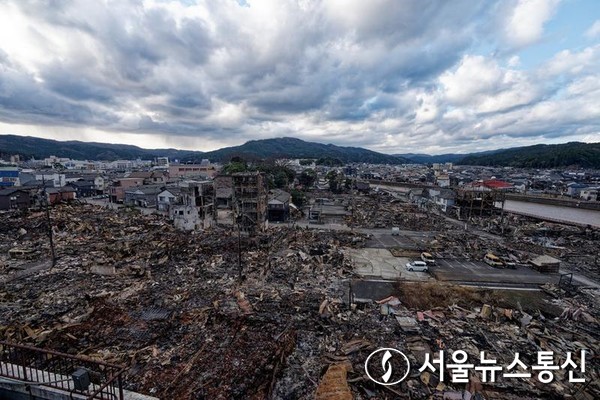 4일 촬영된 이 사진은 일본 이시카와현 와지마시에서 지진이 잇따르면서 큰 불길에 휩싸인 와지마 모닝 마켓을 보여주고 있니다. 2024.1.4/신화=서울뉴스통신