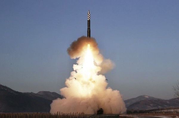 19일 북한은 전날 발사한 장거리탄도미사일이 4월 처음으로 시험 발사했던 신형 고체연료 대륙간탄도미사일(ICBM)‘화성-18형’이라고 밝혔다. 사진은 노동신문이 공개한 발사 사진. 2023.12.19./사진=노동신문 캡처