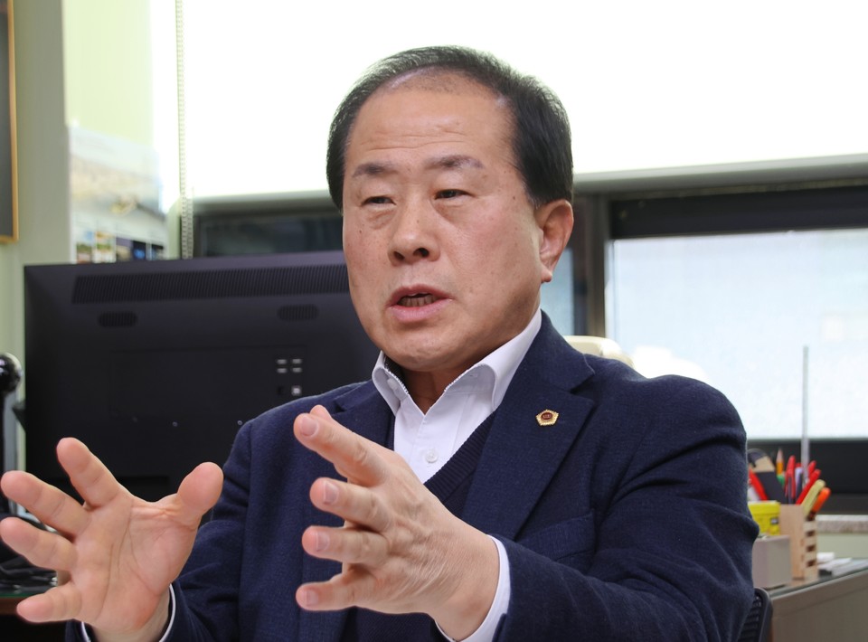 김용호 서울시의회 정책위원장은 19일 서울시의회 별관 7층 의원회관 연구실에서 가진 서울시의회 출입기자단과의 인터뷰에서 새해 계획을 밝히며, “‘국민댄조’운동을 서울시청광장에서 올해 총선 후 4월~6월, 하반기는 가을에 열 계획”이라고 말했다. 사진은 김용호 서울시의회 정책위원장 /2024.01.20. 사진 서울시의회 출입기자단 nimini73@daum.net © 서울뉴스통신 무단전재 및 재배포 금지