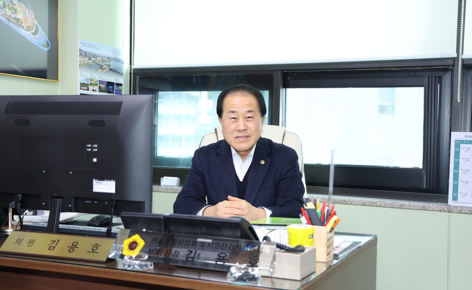 김용호 서울시의회 정책위원장은 19일 서울시의회 별관 7층 의원회관 연구실에서 가진 서울시의회 출입기자단과의 인터뷰에서 새해 계획을 밝히며, “‘국민댄조’운동을 서울시청광장에서 올해 총선 후 4월~6월, 하반기는 가을에 열 계획”이라고 말했다. 사진은 김용호 서울시의회 정책위원장 /2024.01.20. 사진 서울시의회 출입기자단 nimini73@daum.net © 서울뉴스통신 무단전재 및 재배포 금지