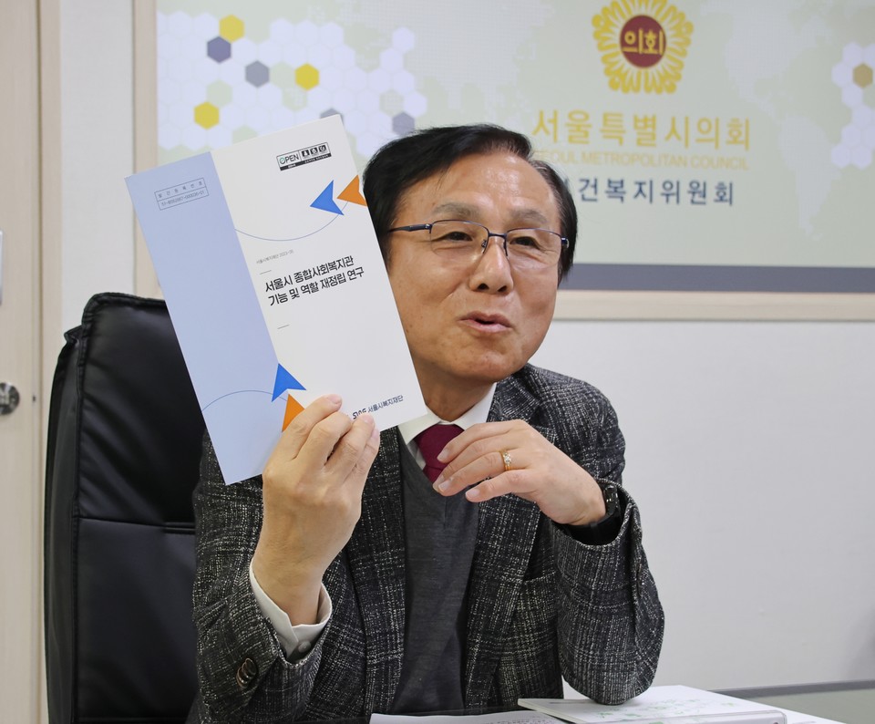 서울시의회 강석주 보건복지위원회 위원장은 올 한해 가장 큰 서울시 이슈는 “저출산 문제”라고 지적했다. 강 위원장은 22일 오전 서울시의회별관 위원장실에서 가진 서울시의회 출입기자단과의 인터뷰에서 이같이 밝히며, 노인정책 또한 심각한 문제라고 말했다. 사진은 서울시의회 강석주 보건복지위원장. /2024.01.22. 사진제공 서울시의회 출입기자단 © 서울뉴스통신 무단전재 및 재배포 금지