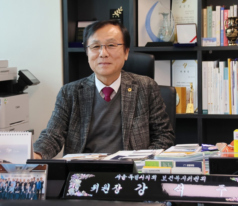 서울시의회 강석주 보건복지위원회 위원장은 올 한해 가장 큰 서울시 이슈는 “저출산 문제”라고 지적했다. 강 위원장은 22일 오전 서울시의회별관 위원장실에서 가진 서울시의회 출입기자단과의 인터뷰에서 이같이 밝히며, 노인정책 또한 심각한 문제라고 말했다. 사진은 서울시의회 강석주 보건복지위원장. /2024.01.22. 사진제공 서울시의회 출입기자단 © 서울뉴스통신 무단전재 및 재배포 금지