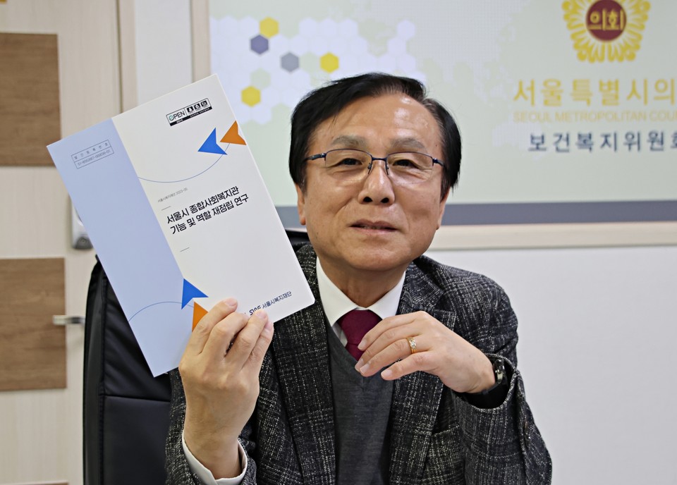 서울시의회 강석주 보건복지위원회 위원장은 올 한해 가장 큰 서울시 이슈는 “저출산 문제”라고 지적했다. 강 위원장은 22일 오전 서울시의회별관 위원장실에서 가진 서울시의회 출입기자단과의 인터뷰에서 이같이 밝히며, 노인정책 또한 심각한 문제라고 말했다. 사진은 서울시의회 강석주 보건복지위원장. /2024.01.22. 사진제공 서울시의회 출입기자단 © 서울뉴스통신 무단전재 및 재배포 금지