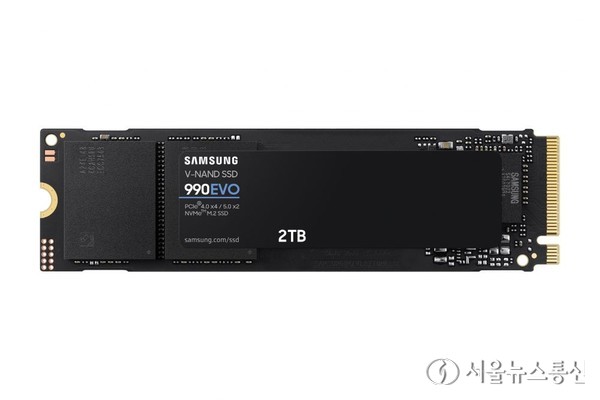 삼성전자는 성능과 범용성을 모두 갖춘 소비자용 SSD 신제품 ‘990 EVO’를 출시했다고 24일 밝혔다.(SSD 신제품 ‘990 EVO’. 2024.01.24. ) / 사진 = 삼성전자 제공