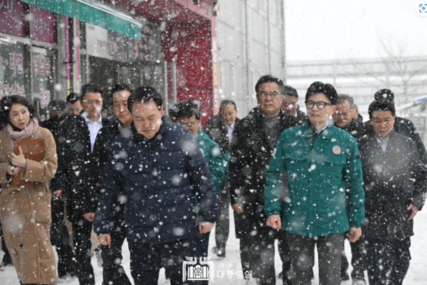 윤석열 대통령과 한동훈 국민의힘 비상대책위원장이 23일 충남 서천특화시장 화재 현장을 방문, 피해 상황을 점검한 뒤 소방대원 대기 천막으로 함께 이동하고 있다. 2024.01.23 사진=대통령실 홈피 갈무리