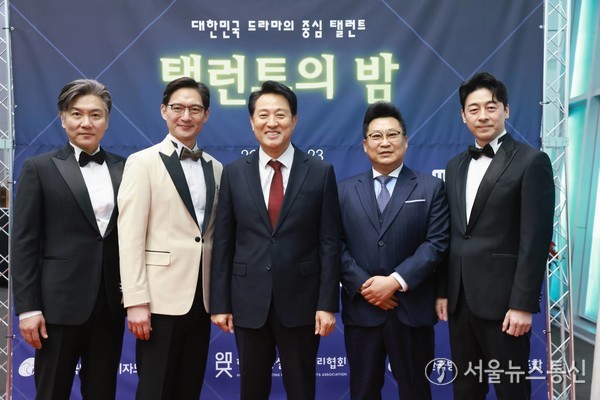 오세훈 서울시장(중앙)이 23일 오후 서울 서초구 세빛섬에서 열린 2024 탤런트의 밤 행사에 참석해 기념 촬영하고 있다. (2024.01.23) / 사진 = 서울뉴스통신 황수연 기자