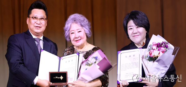 김영진 노조위원장이 시상을 맡았고 정혜선과 이정은은 공로상을 수상했다. (2024.01.23) / 사진 = 서울뉴스통신 황수연 기자