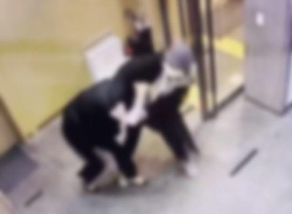 배현진 국민의힘 의원이 25일 오후 5시쯤 서울 강남구 청담동 거리에서 신원이 밝혀지지 않은 행인으로부터 머리를 가격당했다. 배 의원은 둔기로 추정되는 물체에 맞았으며, 피를 흘려 순천향병원으로 옮겨졌다. 사진은 배현진 의원 피습관련 CCTV 화면. 2024.01.25. /사진=배현진 의원실 제공