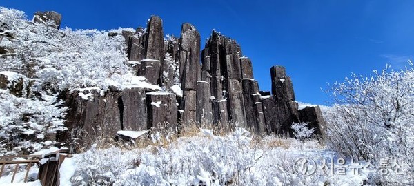 25일 광주 무등산국립공원 입석대에 사흘간 내린 눈이 쌓여 있다. (2024.01.25) / 사진 = 무등산국립공원 제공