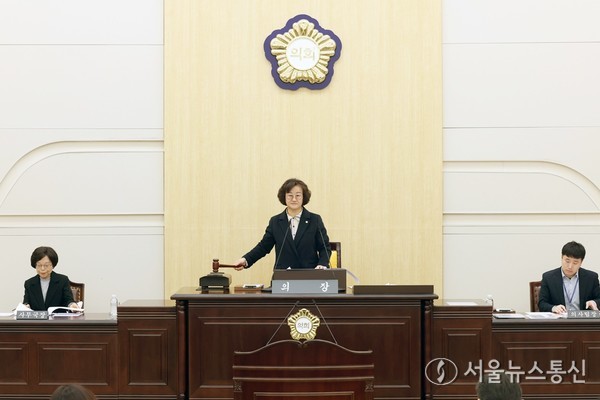 29일 박영순 의장이 대전동구의회 제277회 임시회에서 의사봉을 두드리며 개회선언하고 있다. / 사진 = 대전동구의회 제공