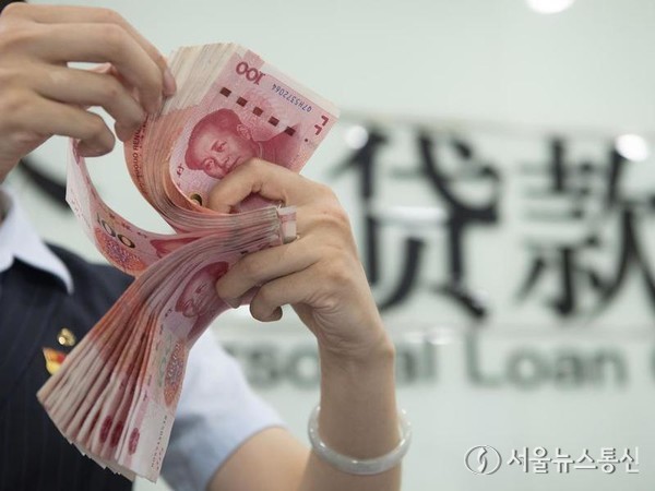 지난해 6월 20일 장쑤(江蘇)성 하이안(海安)시의 한 은행 직원이 위안화를 계수하고 있다. (사진/신화통신)