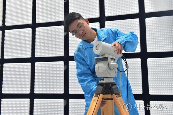 지난해 11월 21일 중국정보통신연구원 잉탄(鷹潭) 타이얼(泰爾)사물인터넷연구센터 실험실에서 재료 전파 차단 실험을 준비하는 기술자. (사진/신화통신)