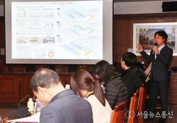 김기정 ㈜공진 건축사사무소 대표가 설계용역에 대해 설명하고 있다.