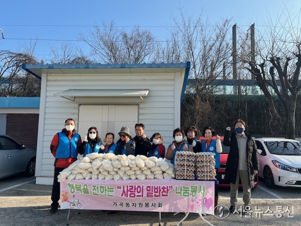 가곡동행정복지센터와 자원봉사회가 30일 취약계층을 위한 떡국떡 나눔 봉사를 펼치고 있다.