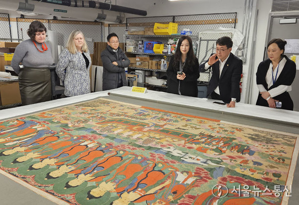 최응천 문화재청장이 4일(현지시간) 한국 문화유산이 소장되어 있는 미국 매사추세츠주 소재의 피바디 에섹스 박물관을 방문해 김지연 큐레이터 등 관계자들의 설명을 들으며 한국 문화유산인 감로도를 살펴보고 있다. (2024.02.05) / 사진=문화재청 제공