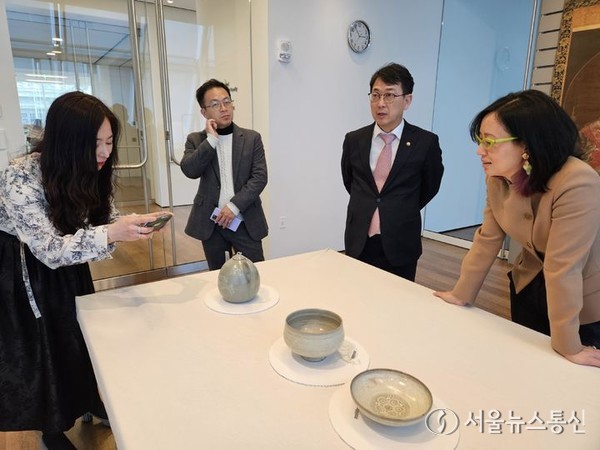 최응천 문화재청장이 5일(현지시간) 미국 매사추세츠주 소재의 하버드 미술관을 방문해 이소영 수석 큐레이터 등 관계자들의 설명을 들으며 미술관 소장 유물을 살펴보고 있다. (2024.02.06) / 사진 = 문화재청 제공 