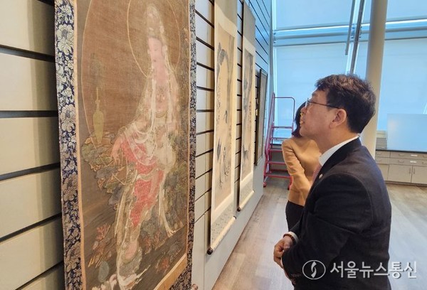 최응천 문화재청장이 5일(현지시간) 미국 매사추세츠주 소재의 하버드 미술관을 방문해 미술관 소장 유물을 살펴보고 있다. (2024.02.06) / 사진 = 문화재청 제공 