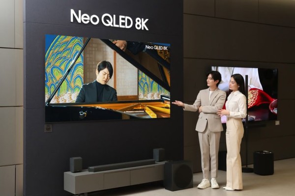  삼성전자 모델이 삼성스토어 대치점에서 Neo QLED 8K TV로 파이니스트 조성진의 8K 라이브 연주 영상을 감상하고 있다. / 삼성전자 제공
