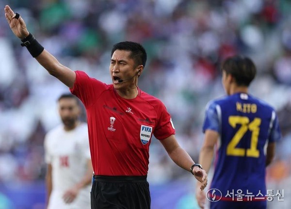 3일 카타르 도하에서 열린 AFC 아시안컵 이란과 일본의 8강전에서 중국 심판 마닝이 주심을 보고 있다. 2024.2.3/신화=서울뉴스통신