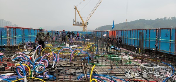 건설업계가 고금리 기조와 원자잿값 상승, 부동산 프로젝트파이낸싱(PF) 부실 위험 등 악재가 겹치면서 올해 수주 목표를 줄줄이 낮춰잡고 있다. (건설현장) / 사진 = 서울뉴스통신 최창렬 기자