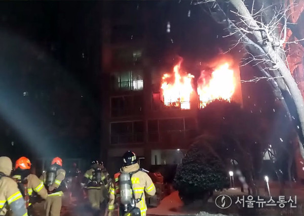 25일 서울 도봉구의 한 아파트에서 불이 나 주민 2명이 숨지고, 20여 명이 중·경상을 입는 사고가 발생했다. 이날 소방대원들이 화재진압을 하고 있다. (2023.12.25) / 사진 = 소방재난본부 제공