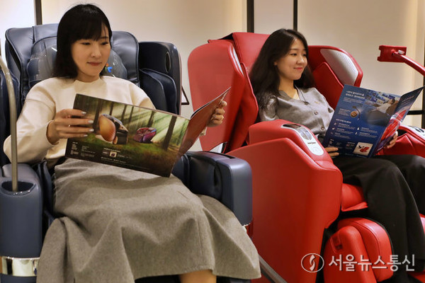 롯데백화점이 오는 18일까지 건강가전 ‘효(孝)핑데이’ 행사를 진행한다고 14일 밝혔다. 행사에는 ‘바디프랜드’, ‘파나소닉’, ‘오씸’ 등 총 9개 건강가전 브랜드가 참여한다. 사진은 롯데백화점 본점 건강가전 매장에서 안마의자를 체험 중인 고객. (2024.02.14) / 사진 = 롯데백화점 제공