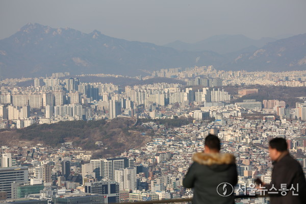 서울 아파트 월세가 30% 이상이 100만원을 초과하는 것으로 나타났다. (남산에서 바라본 서울 시내 모습) / 사진 = 서울뉴스통신 DB