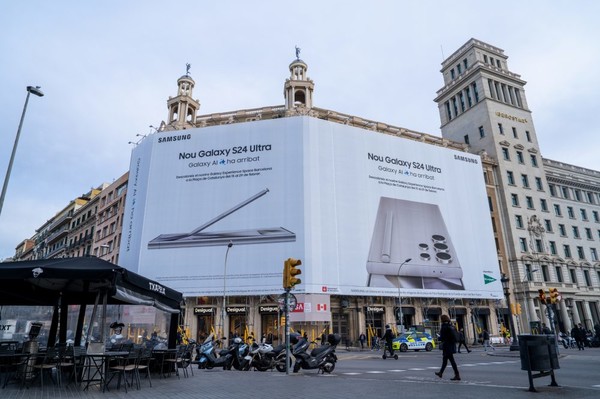 19일(현지시간) 스페인 바르셀로나 카탈루냐 광장(Plaza de Catalunya)의 갤럭시 S24 시리즈 대형 옥외 광고(2024.02.20.) / 사진 = 삼성전자 제공