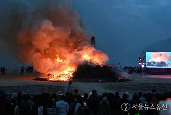 24일 오후 부산 해운대구 해운대해수욕장 백사장에서 달집을 태우며 묵은 액을 씻고 올 한해의 건강과 풍요를 기원하는 '제39회 해운대달맞이온천축제'가 열리고 있다.(2024.02.24) / 사진 = 해운대구 제공