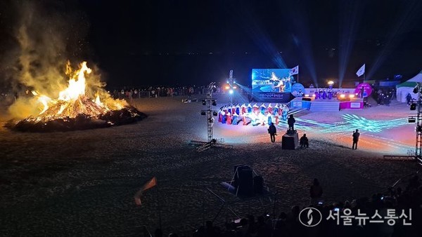 24일 오후 부산 해운대구 해운대해수욕장 백사장에서 달집 태우기와 함께 영남지역 유일의 강강술래단인 해운대동백강강술래단의 공연이 진행되고 있다. (2024.02.24) / 사진 = 해운대구 제공
