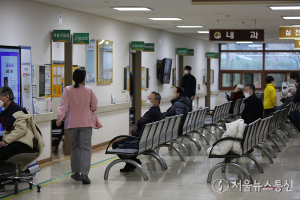 사진은 21일 서울의 한 병원에서 진료를 기다리는 시민들 모습 (2024.02.21) / 사진 = 서울뉴스통신 이성현 기자