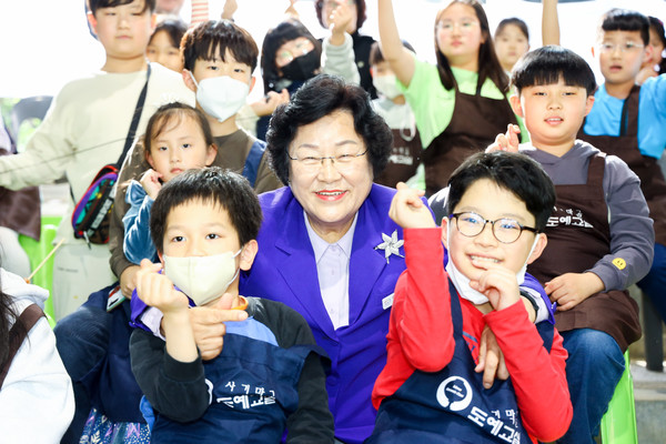김경희 이천시장이 어린이들과 함께 사진을 촬영하고 있다. [사진=이천시]