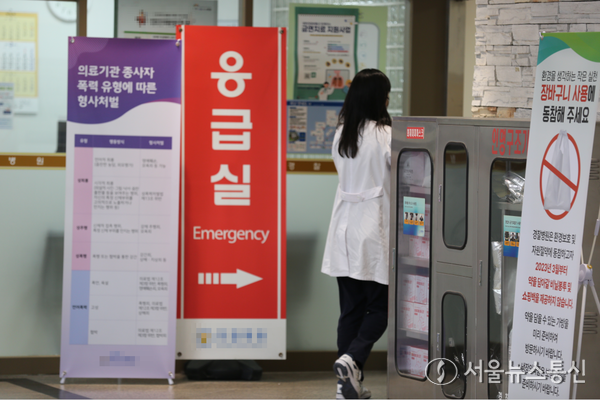 사진은 21일 서울의 한 병원에서 의료진이 업무를 위해 이동하고 있다. (2024.02.21) / 사진 = 서울뉴스통신 이성현 기자