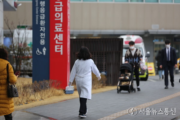 사진은 19일 서울시내 한 대학병원에서 의사가 바쁘게 이동하고 있다. (2024.02.19) / 사진 = 서울뉴스통신 이성현 기자