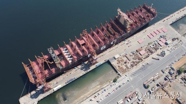 지난해 6월 중촨(中船·톈진)선박제조회사의 배가 인도를 위한 준비를 하고 있다. (사진/신화통신)
