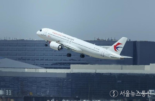 지난해 5월 28일 중국산 대형 민간 항공기 C919의 첫 상업 항공편인 동방항공의 MU9191이 상하이 훙차오(虹橋)국제공항에서 이륙하고 있다. (사진/신화통신)